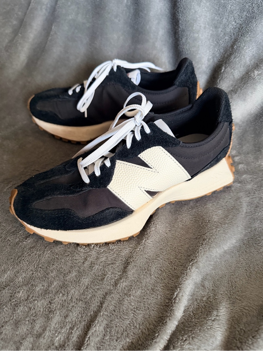 New Balance 327 Sneakers Black White Gum Women’s 8 M WS327BL